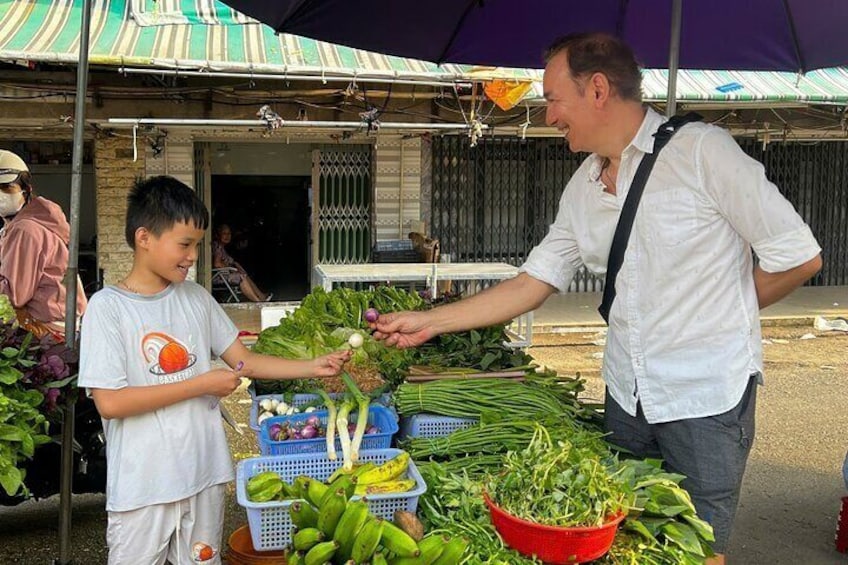 Behind the scenes of Saigon life 1