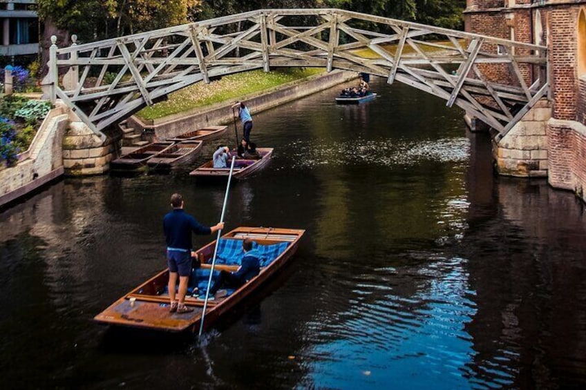 Un canal con barcos, un puente de madera y un edificio de ladrillo. 1