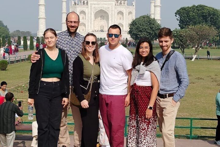Een groep mensen staat voor de Taj Mahal. 1