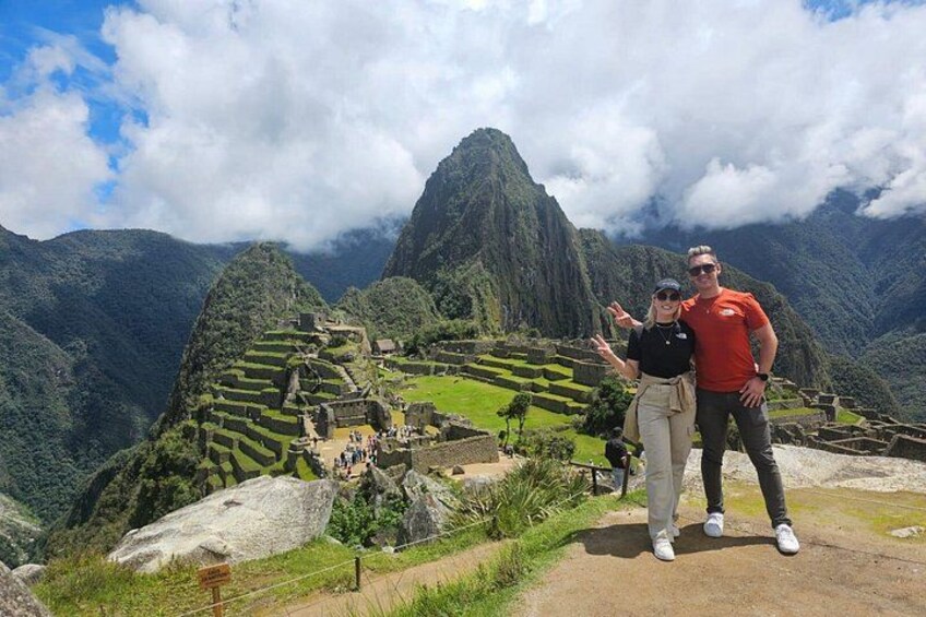 Machu Picchu, ruinas incas antiguas, con campos en terrazas y una montaña imponente al fondo. 2