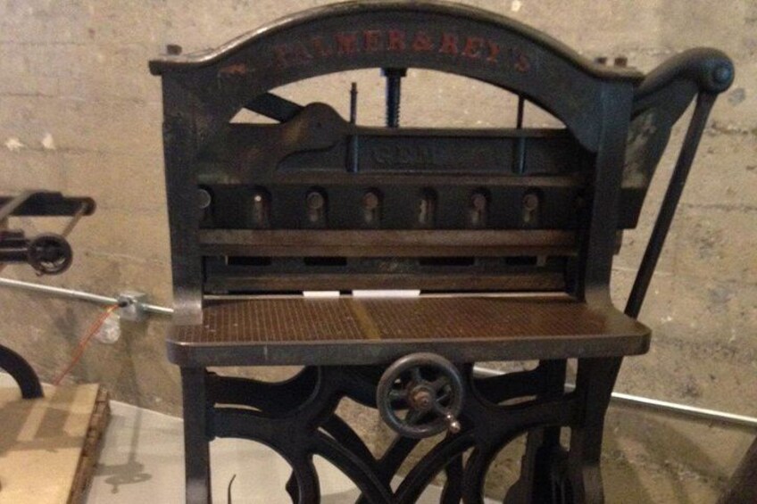 An old-fashioned printing press with the inscription 'Palmer & Co's' on the top. 4