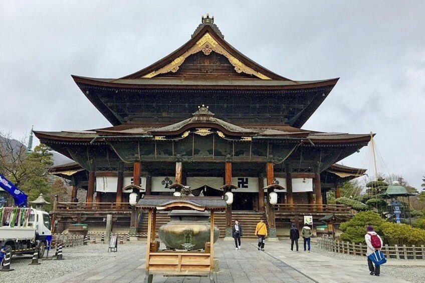 Ein traditionelles japanisches Gebäude mit gewölbtem Dach und Holzkonstruktion. 4