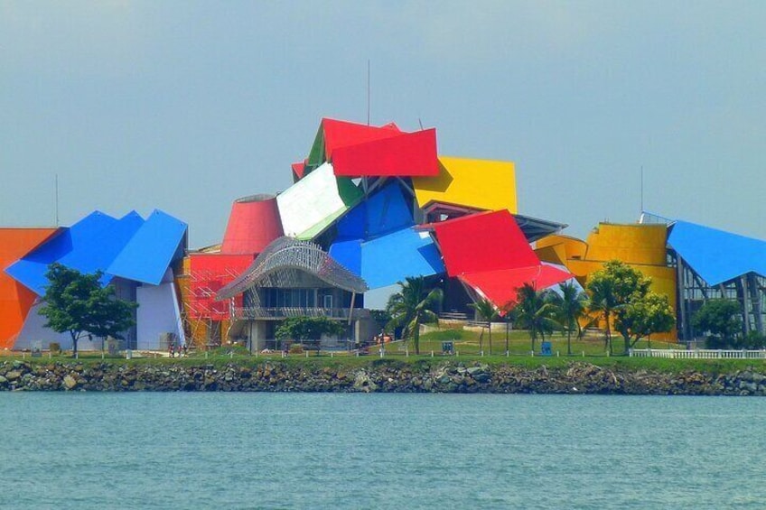 Een kleurrijk, modern gebouw met geometrische vormen en uitzicht op het water. 1
