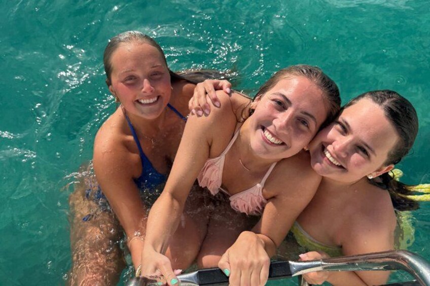 Drei Personen in einem Schwimmbecken. 4