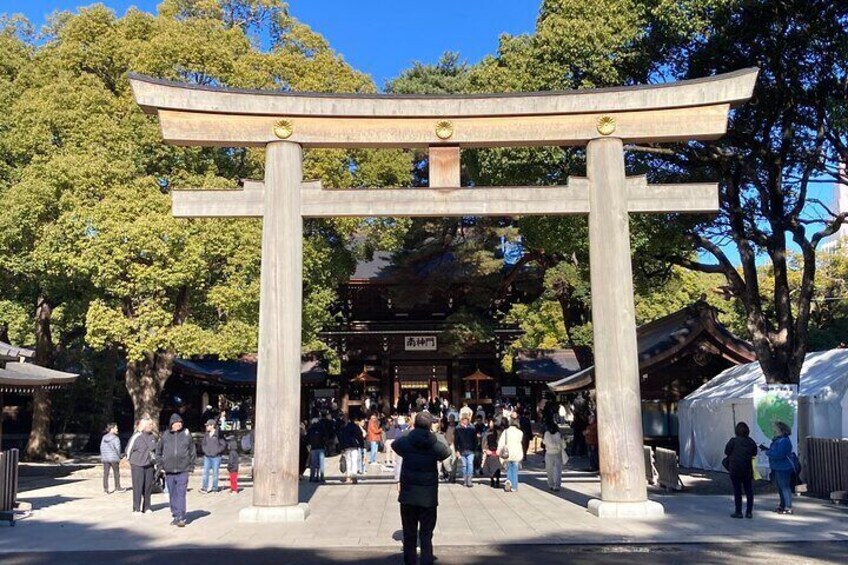 Een traditionele Japanse torii-poort met mensen eromheen. 1