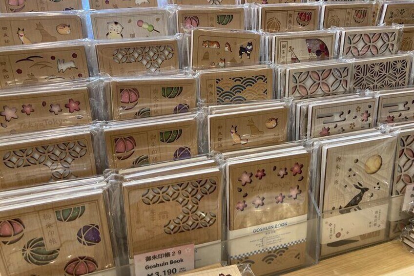 Een presentatie van houten dozen met verschillende dieren- en bloemmotieven, waarvan sommige voorzien zijn van tekst. 2