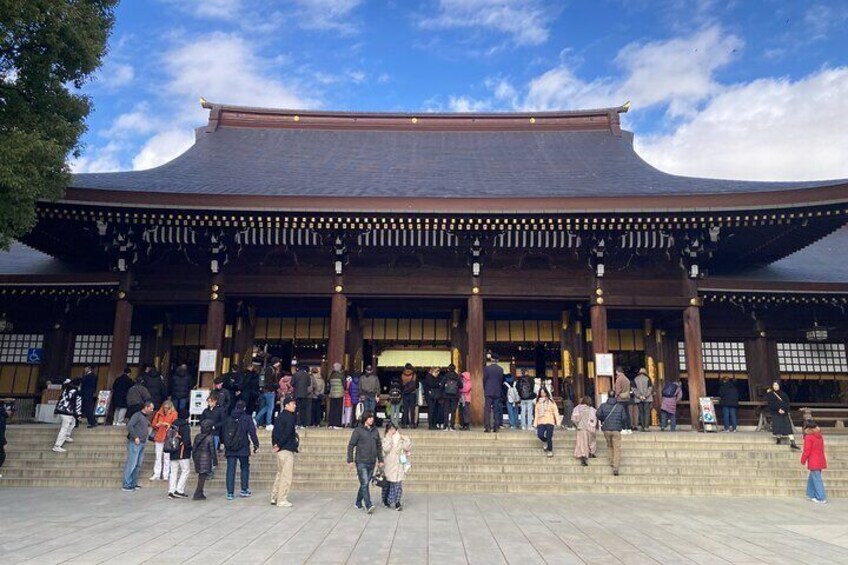 Een traditioneel Japans gebouw met een gebogen dak en houten pilaren. 5
