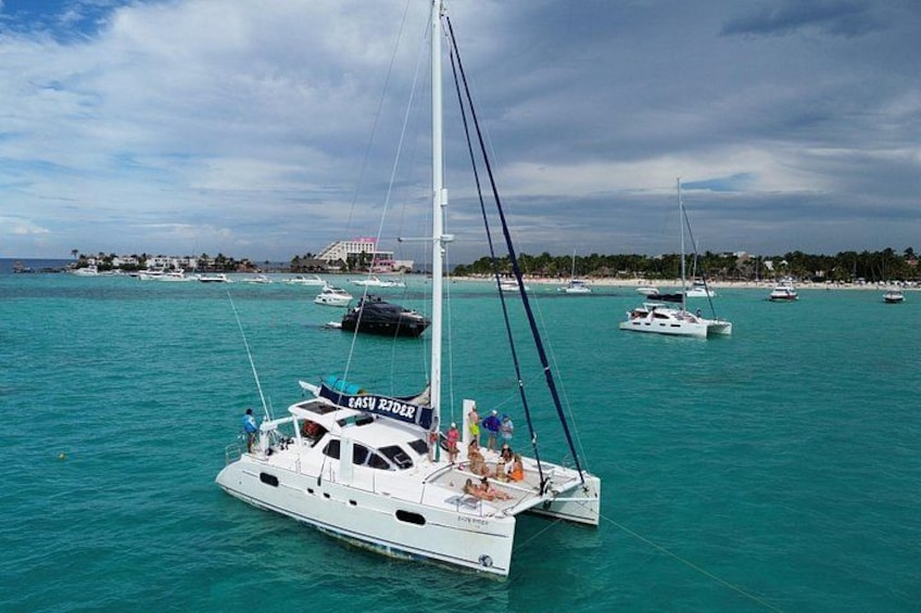 Un velero llamado 'Easy Rider' fondeado en aguas turquesas, con otros barcos al fondo. 2