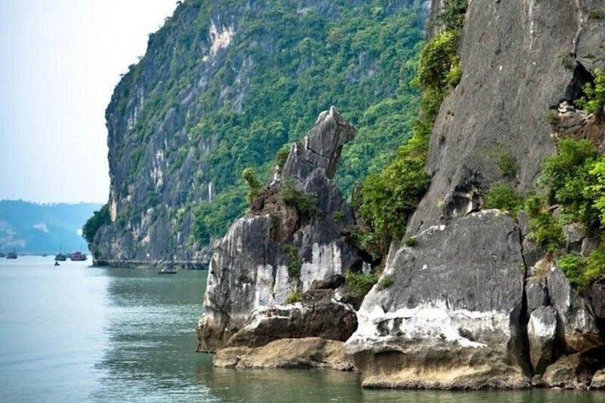 4-Hour Private Cruise Through the Spectacular Ha Long Bay 2