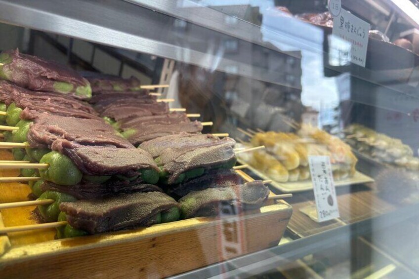 Spieße mit Fleisch und Gemüse in einer Auslage. 2