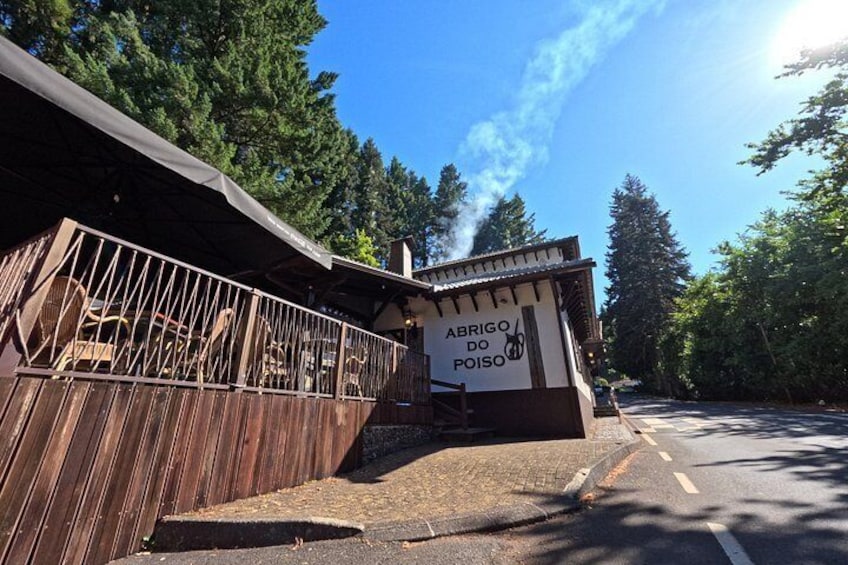 A wooden fence, a covered area, and a sign with 'ARRIGO DO POISO' written on it. 4