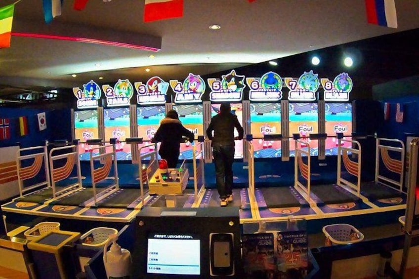 Una sala de juegos con múltiples máquinas, cada una con un número y la palabra 'Foul'. 5