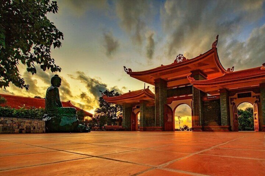 Una puerta tradicional china con una estatua de Buda al frente. 1