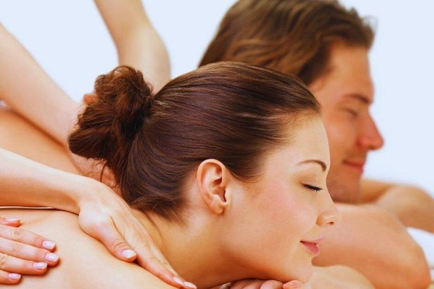 Een persoon ontvangt een rugmassage. 3