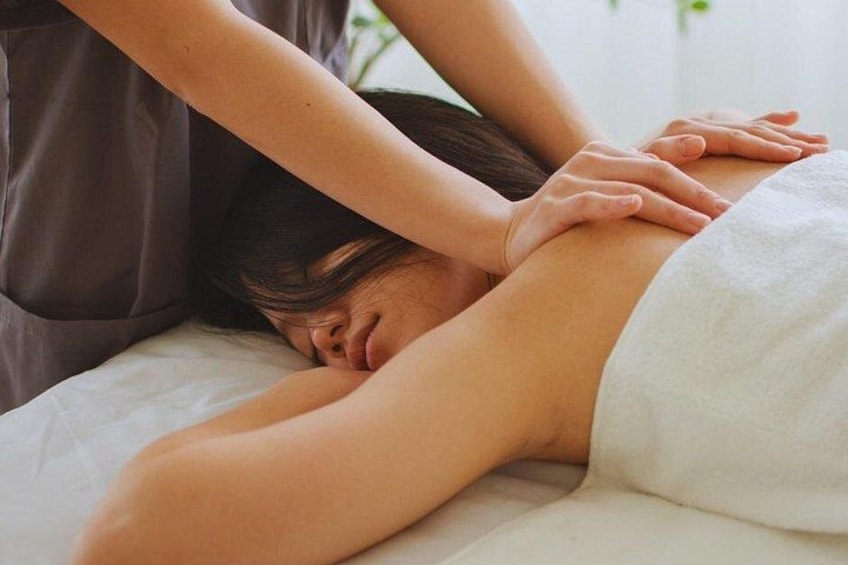 Iemand ontvangt een rugmassage. 1