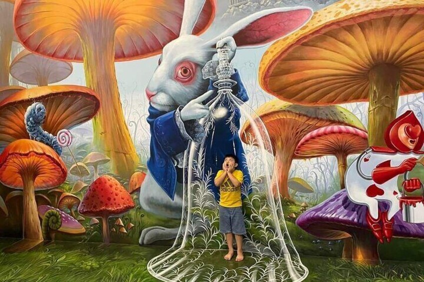 Ett surrealistiskt landskap med jättelika svampar, ett kaninskelett och ett barn. 5