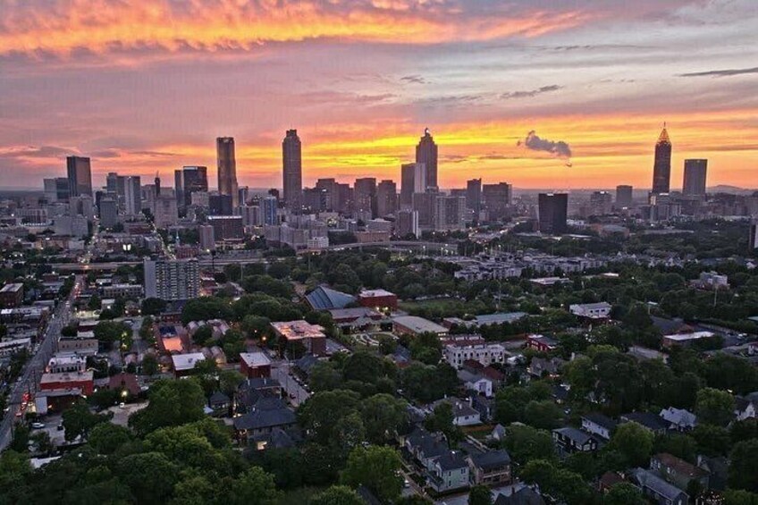 Un horizonte urbano al atardecer con edificios destacados y zonas residenciales. 2