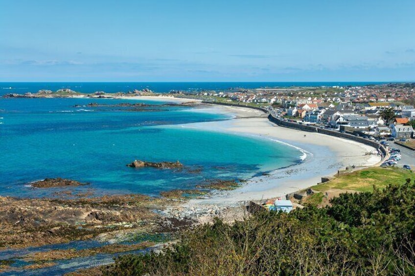 Une ville côtière dotée d’une baie en forme de courbe, d’une côte rocheuse et d’un mélange de bâtiments résidentiels et commerciaux. 3