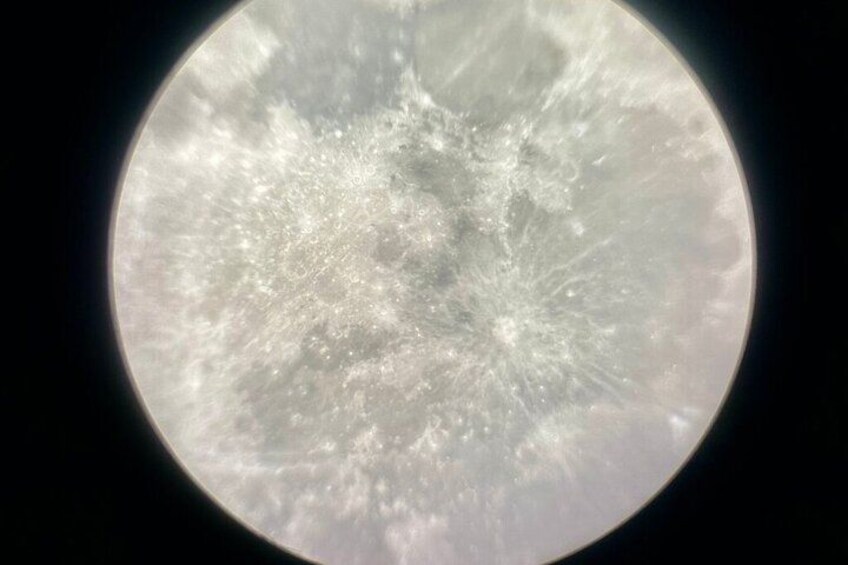 Primer plano de la superficie lunar, con cráteres y mar lunar. 2