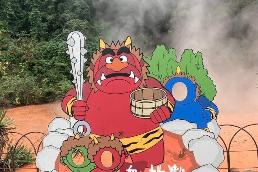 Un personnage de dessin animé, muni d’un tambour et d’une arme, entouré de nuages et de verdure. 5