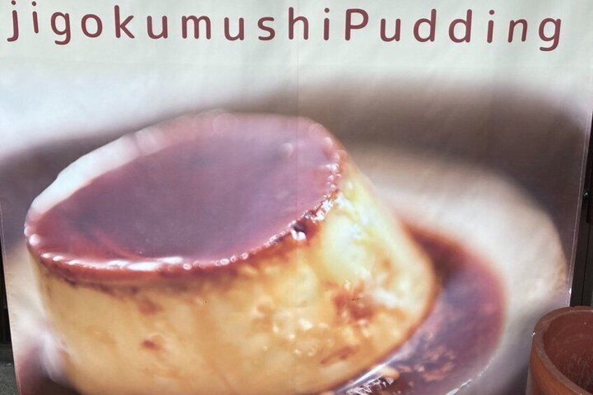 Un dessert avec une couche supérieure caramélisée, peut-être un flan ou une crème dessert, présenté dans une assiette. 4