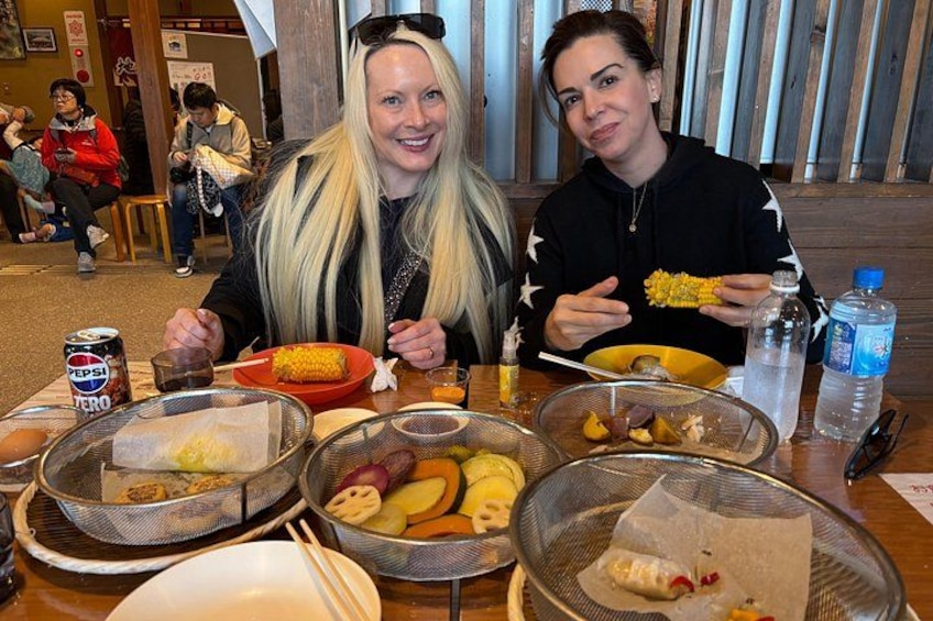 Dos personas sentadas a una mesa con diferentes alimentos y una lata de Pepsi. 2