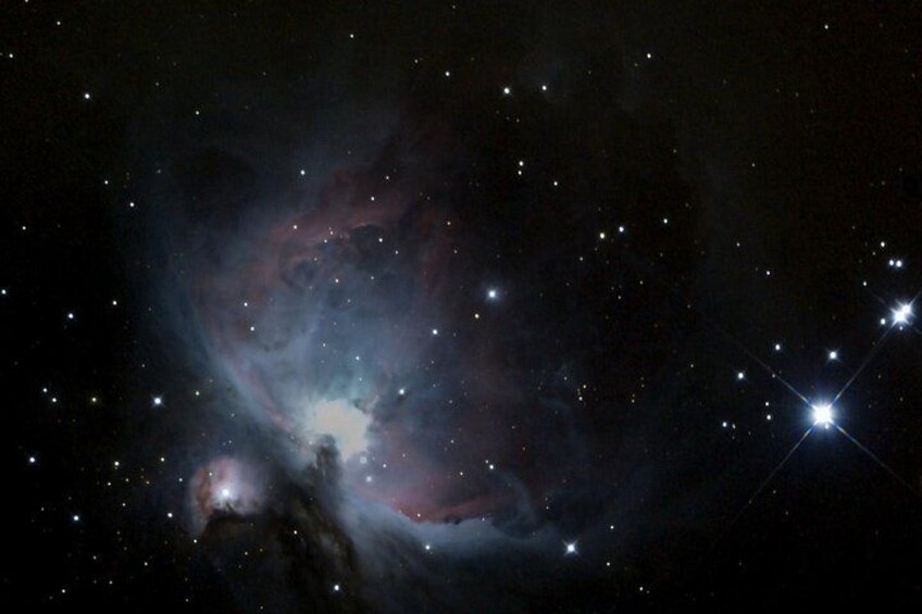Una nebulosa con estrellas brillantes y una estrella destacada a la derecha. 4