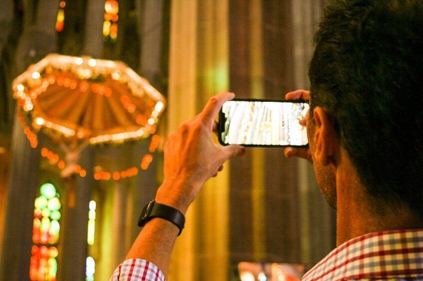 Une personne prenant une photo avec un téléphone intelligent. 5