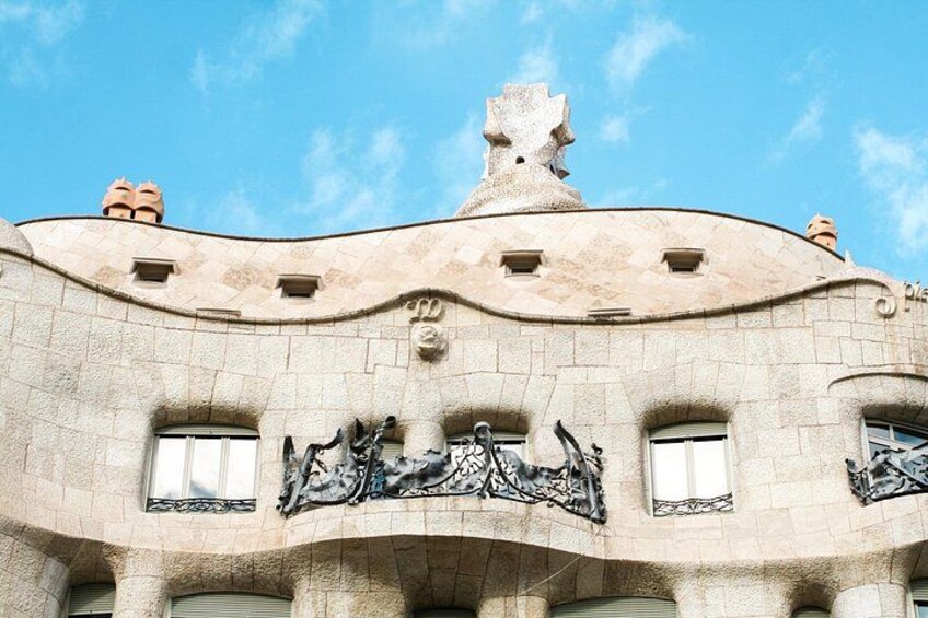 Un edificio con arquitectura singular, con líneas curvas y esculturas decorativas. 3