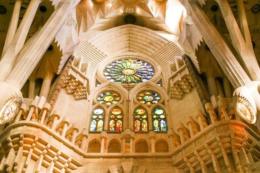 L’intérieur d’une cathédrale présente une architecture gothique, des vitraux et une grande rosace au centre. 4