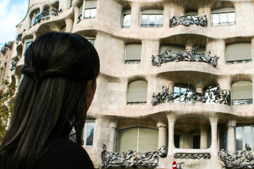 A building with a unique architectural style, featuring balconies with sculptures and a distinctive facade. 3