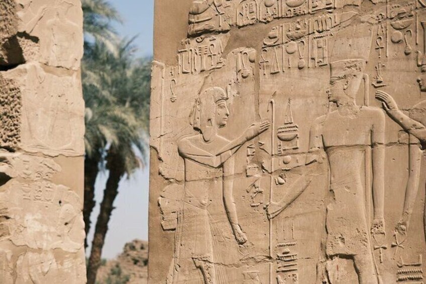 Ein altägyptische Reliefdarstellung mit Hieroglyphen und Figuren. 5