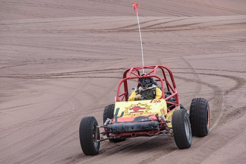 Un go-kart su una pista sterrata. 2