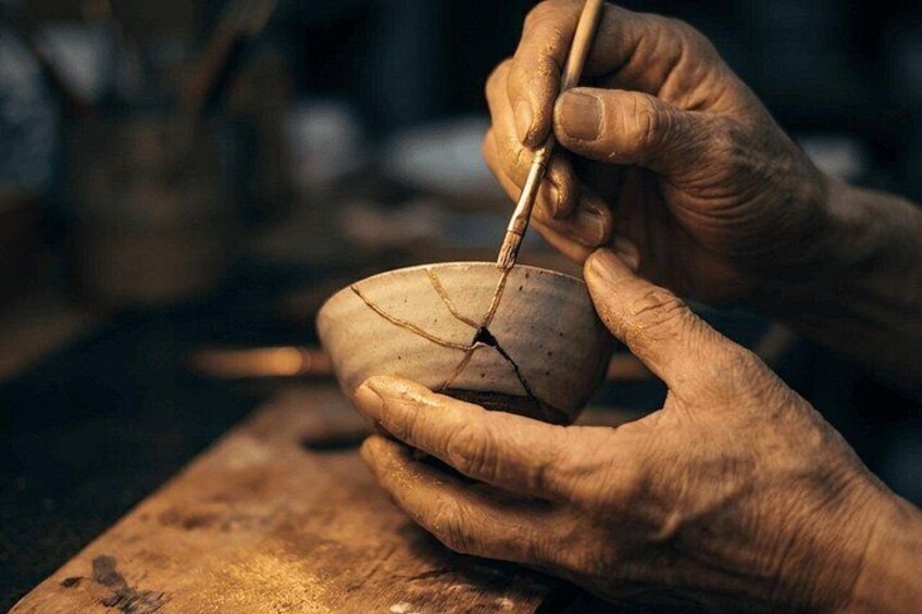 Kyoto Traditional Kintsugi Workshop in Gion Gold Repair Art 2