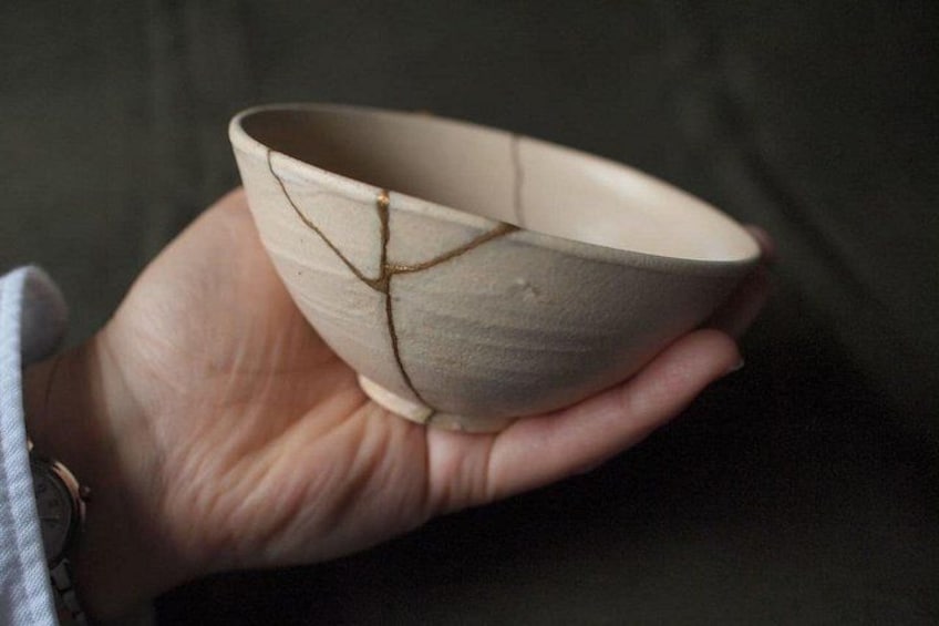 Kyoto Traditional Kintsugi Workshop in Gion Gold Repair Art 3