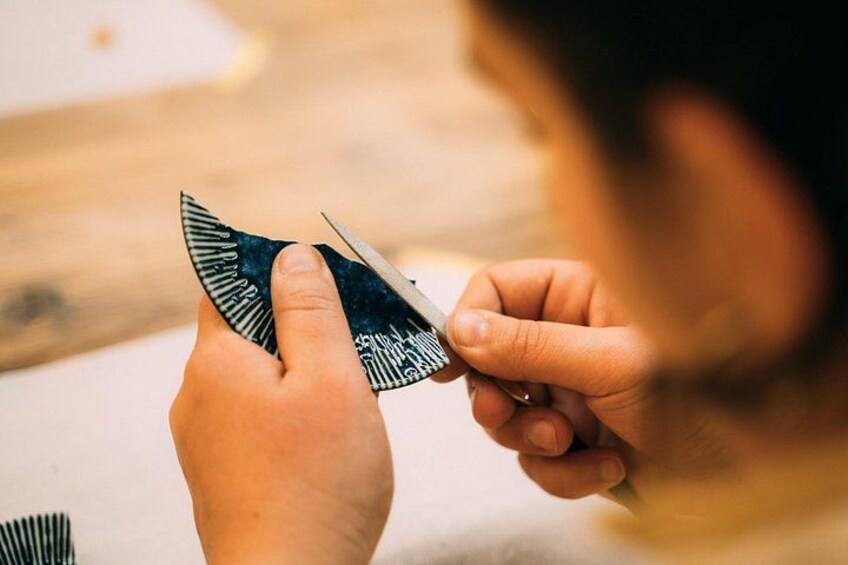 Kyoto Traditional Kintsugi Workshop in Gion Gold Repair Art 4