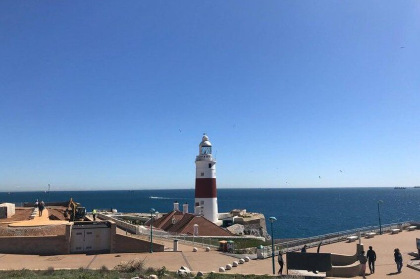 Ett fyrtorn, en strand och en klar, blå himmel. 4