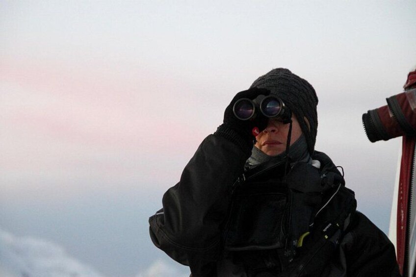 Eine Person mit schwarzer Jacke und Schutzbrille steht draußen vor einem bewölkten Himmel. 5