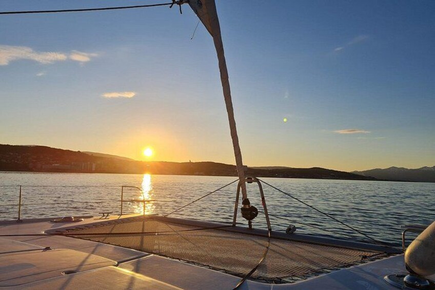 Ein Boot auf ruhigem Wasser bei Sonnenuntergang, bewölkter Himmel. 3