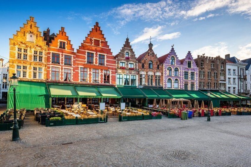 En europeisk marknad med färgglada byggnader och grönskande marknadsstånd. 5