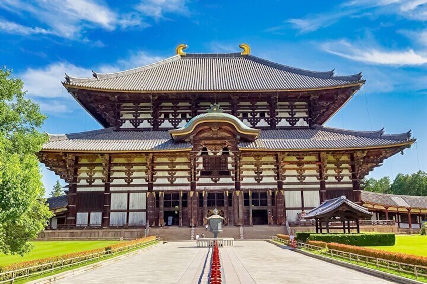 Un edificio japonés tradicional con un tejado grande y ornamentado y una fachada simétrica. 4