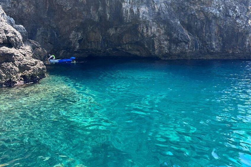 Une eau turquoise et limpide, une falaise rocheuse et un radeau bleu. 2