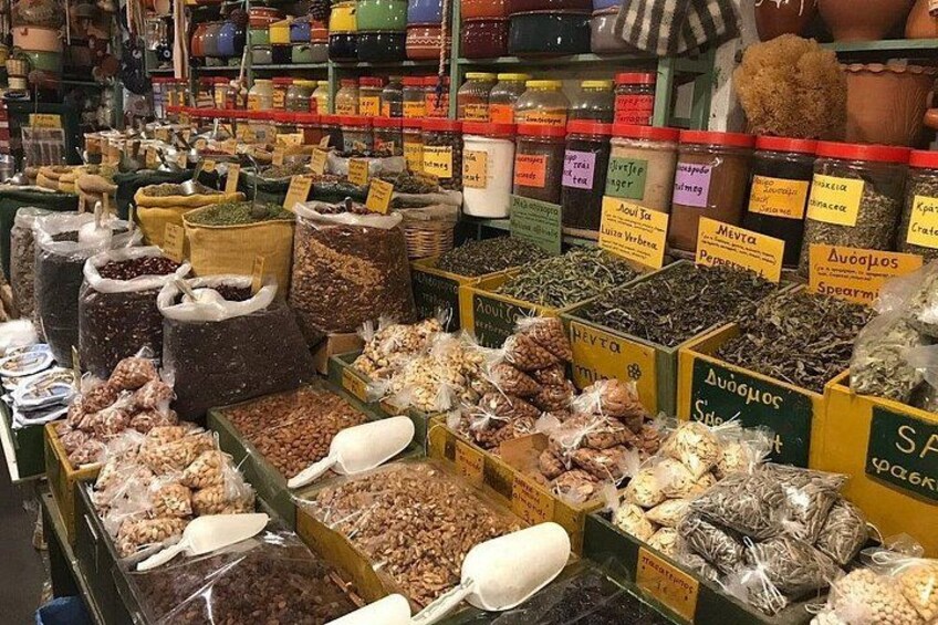 Een kraampje op een markt met diverse kruiden en specerijen in zakken en verpakkingen. 5