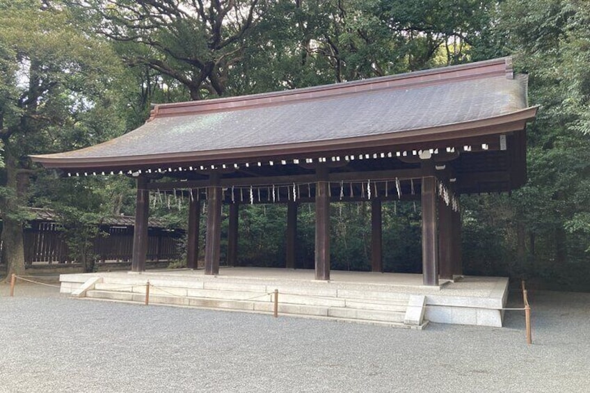 En traditionel japansk pavillon med et tag belagt med fliser, træsøjler og en stenterrasse. 3