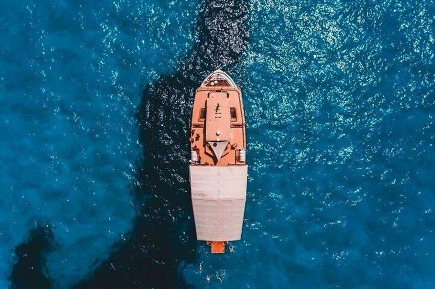Een klein bootje op het water. 2