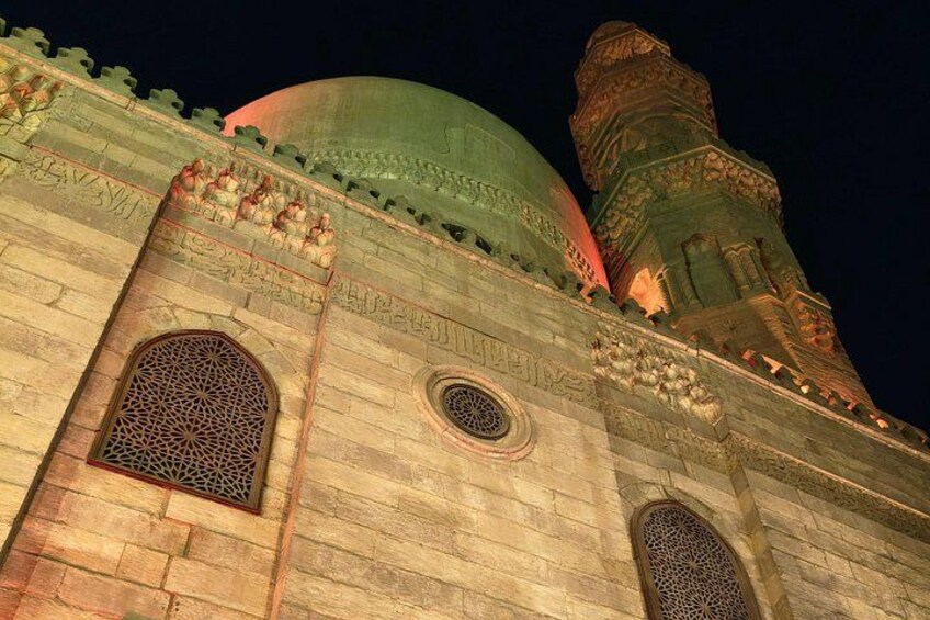 En moské med en stor, grön kupol och ett minaret. 3