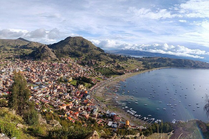 Een kustplaatsje met een baai, bergen en heel veel boten. 1