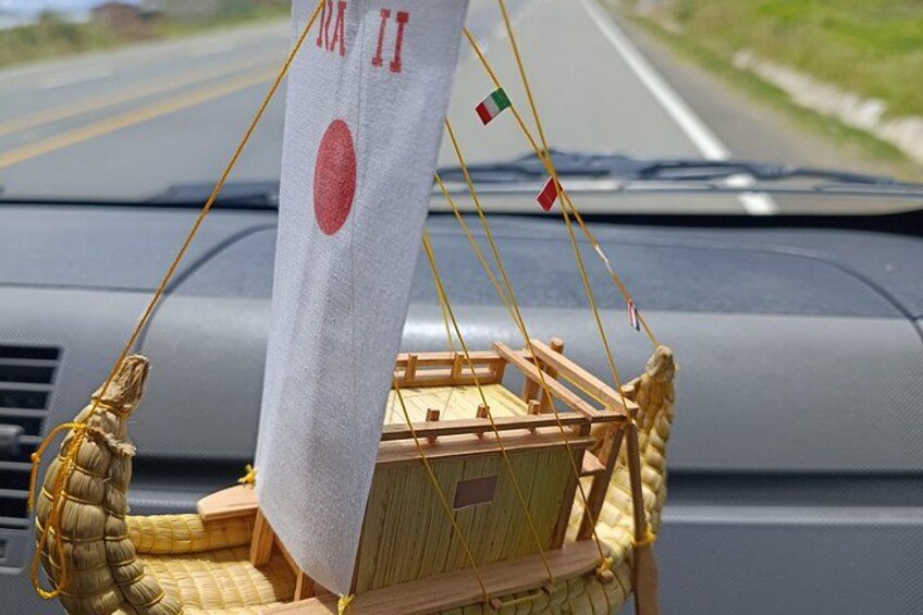 Een modelbootje in een auto. 3