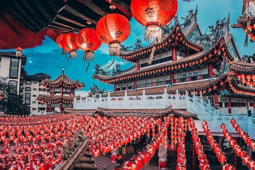 Ein traditionelles chinesisches Gebäude mit roten Laternen und aufwendiger Architektur. 1
