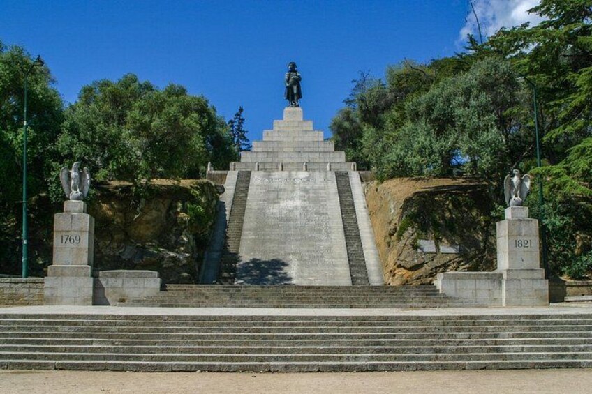 Place d'Austerlitz (Le Casone): The huge memorial to the Emperor. 2